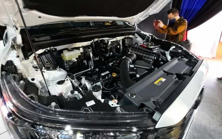 (Dengan mengadopsi mesin dan platform baru Toyota Innova Zenix diklaim lebih irit, gambar : moladin.com)